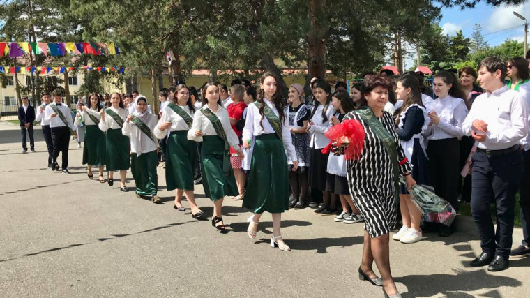 Выпускники выходят на линейку.